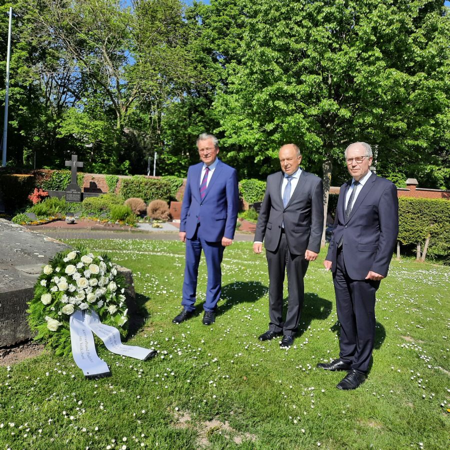 Paderborns Bürgermeister Michael Dreier, Landrat Christoph Rüther und Manfred Müller, Vorsitzender des Volksbundes im Kreis Paderborn, gedachten gemeinsam aller Toten des 2. Weltkrieges und legten einen Kranz auf dem Paderborner Ostfriedhof nieder.